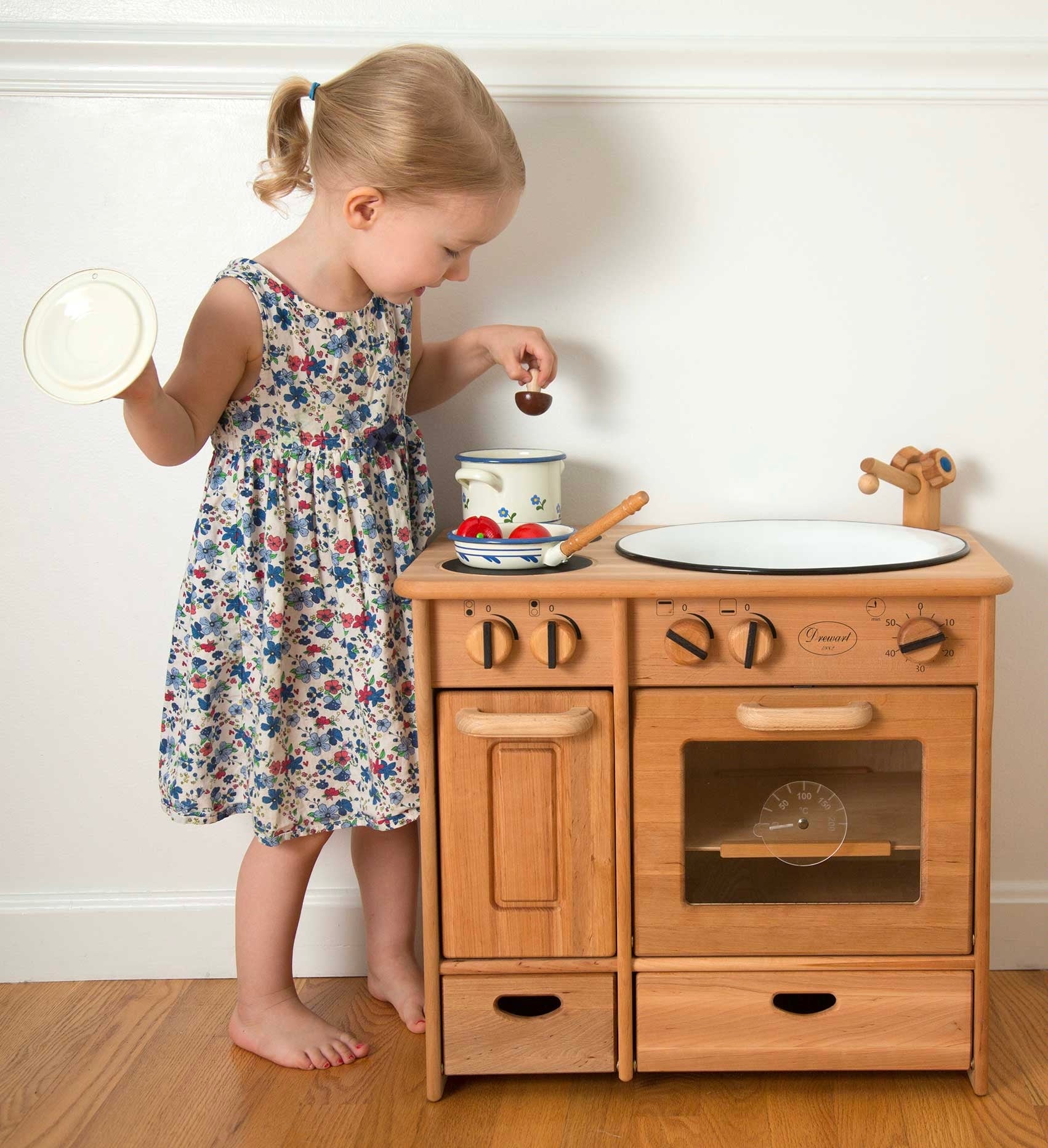 Kitchen and house play